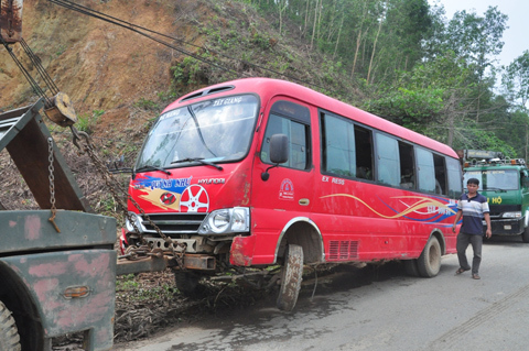 Xe khách lao xuống vệ đường, hai người tử vong