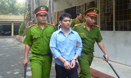 Vợ 'say máu đỏ đen' đẩy chồng vào tù