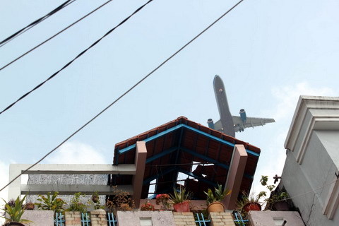 Máy bay lại làm tốc ngói nhà dân khi hạ cánh?