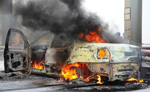 Xế hộp bốc cháy ngùn ngụt trên cầu Chương Dương