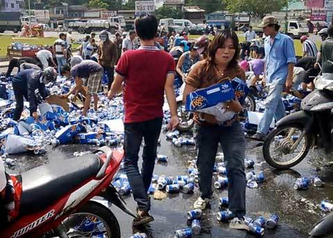 Tài xế nhớ lại cảnh van xin đừng “hôi của” khi bia đổ
