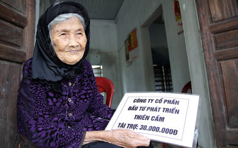 ‘Siêu dự án’ trả tiền hỗ trợ cho mẹ liệt sỹ 103 tuổi