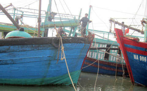 Lai dắt tàu chìm có 8 ngư dân mất tích vào bờ