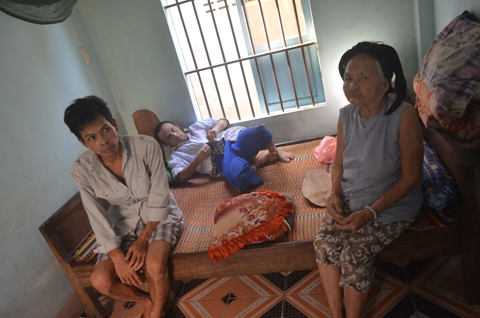 Cụ già 84 tuổi chăm hai con tâm thần