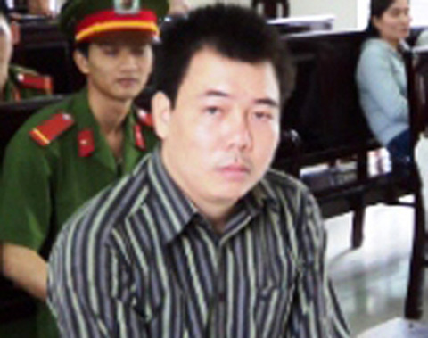 Đang thụ án, được thăng chức phó phòng tín dụng