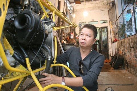 Thợ vườn Hà Thành phục hồi máy bay cứu nạn chơi