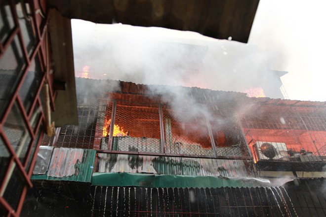 Cháy khu nhà 5 tầng trong ngõ hẹp ở Hà Nội