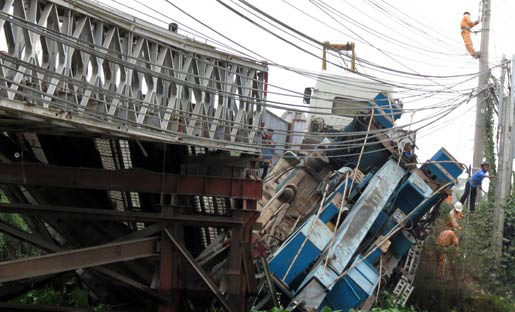 Buông lỏng xe quá tải, chở hàng quá khổ