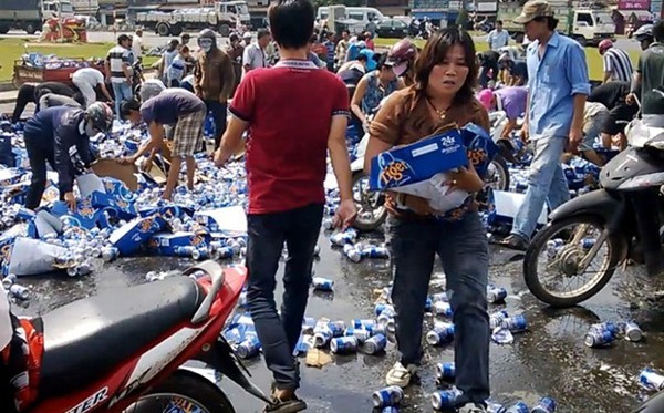 Tình người thức tỉnh sau vụ cướp bia