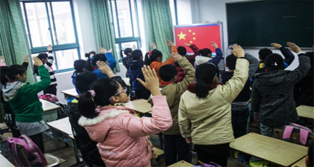 Học sinh chào cờ trước TV vì quá ô nhiễm
