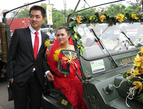 Lễ rước dâu toàn xe Jeep gây “xôn xao” đường phố