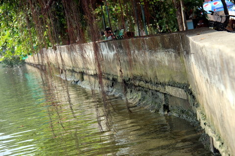 Bờ bao nứt, hàng ngàn hộ dân có nguy cơ ngập nặng