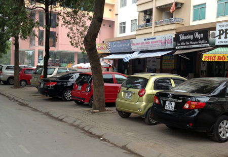 Kỳ lạ bãi giữ xe “ma” giữa Hà Nội