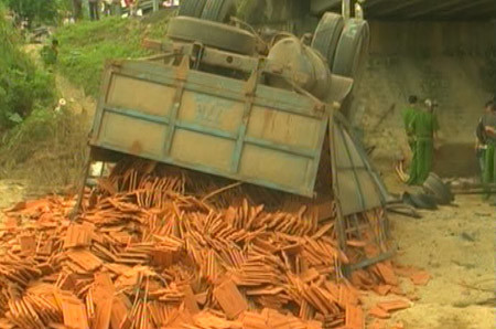 Ôtô nổ lốp lật qua cầu, lao xuống suối