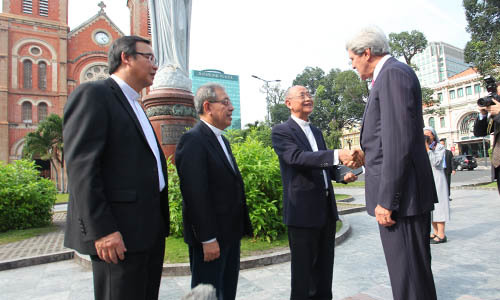 Ngoại trưởng Mỹ dự lễ ở Nhà thờ Đức Bà