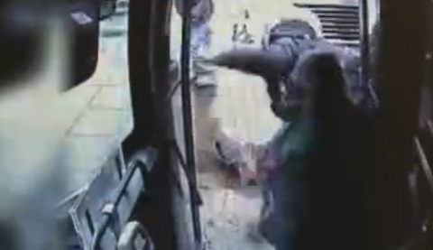 Hành khách bị tài xế xe buýt đánh thê thảm