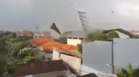 10 clip 'nóng': Vòi rồng cuốn tung mái nhà