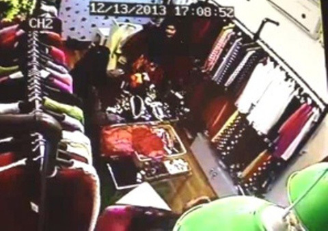 Clip bà già ăn cắp quần áo tại Hà Nội