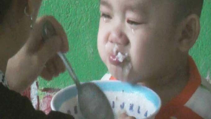 Những bức ảnh cứa tâm can về cảnh trẻ thơ bị hành hạ