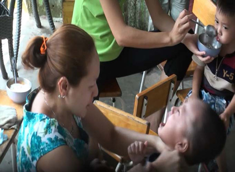 Thời sự trong ngày: Bảo mẫu bóp cổ, bịt mũi trẻ mầm non