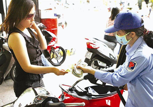 Xăng dội giá, tăng gần 600 đồng/lít