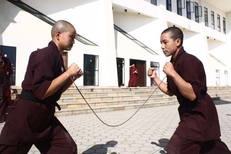 Các Sư ni  Drukpa múa võ cổ truyền Việt Nam