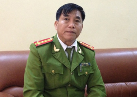 Bị siết xe sang trước cổng công an huyện