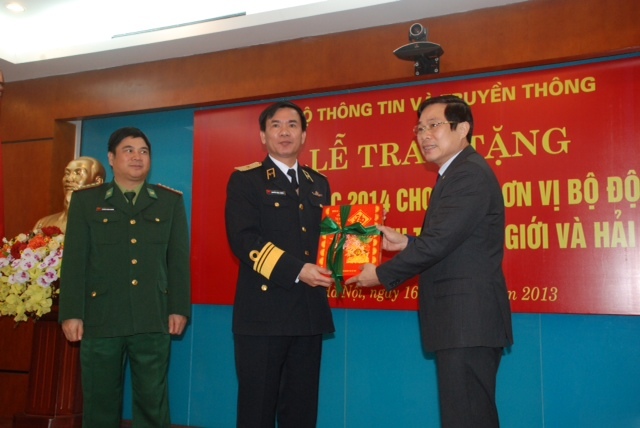 Trao tặng lịch năm 2014 cho các chiến sĩ biên giới, hải đảo