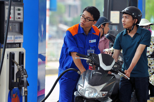 Chỉ vài năm, giá điện xăng tăng gần chục lượt
