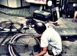 Dân mạng cảm động tấm lòng của ông già sửa xe miễn phí