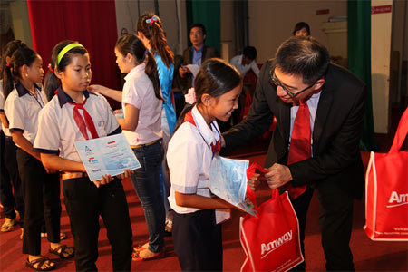 308 suất học bổng ‘Cùng bạn vượt khó’ tặng HS mồ côi