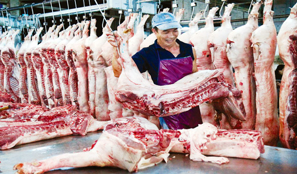 Dân buôn găm hàng Tết, giá thịt ồ ạt tăng