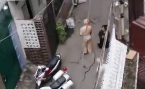 Thiếu nữ quỳ lạy cảnh sát khi bị bắt xe