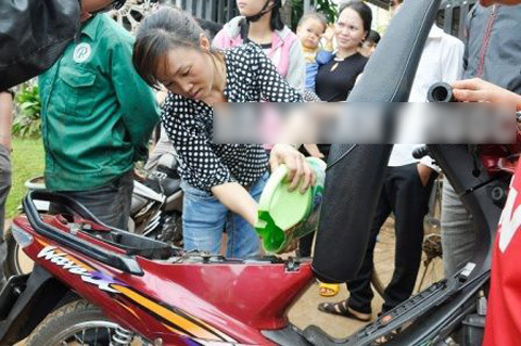 Dân đổ xô múc xăng dưới giếng về dùng
