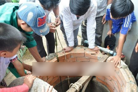 Clip dân đổ xô mang can nhựa đi múc xăng dưới giếng