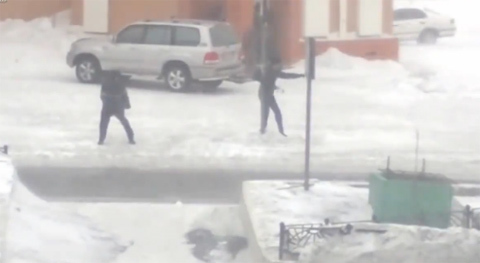 Chật vật qua đường trong bão tuyết