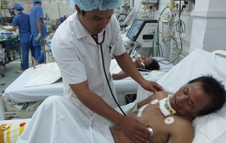 Thiếu nữ cháy ngực do bật diêm soi... đổ xăng