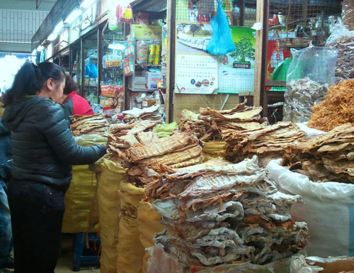 Hàng Tết ế vẫn quen thói tăng giá