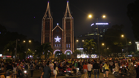 Hàng triệu người xuống đường đón Noel