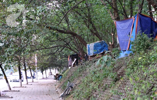 Sốc: Phát hiện 3 hộ gia đình sống trên 