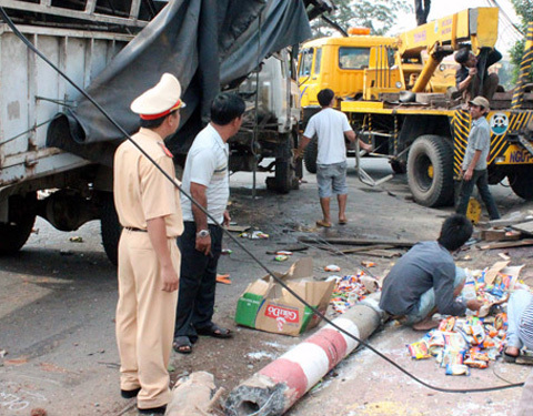 Lật xe tải, mì gói tràn ra đường nhưng không ai hôi của
