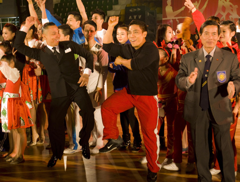 Chí Anh cuồng nhiệt bên Phạm Văn Mách