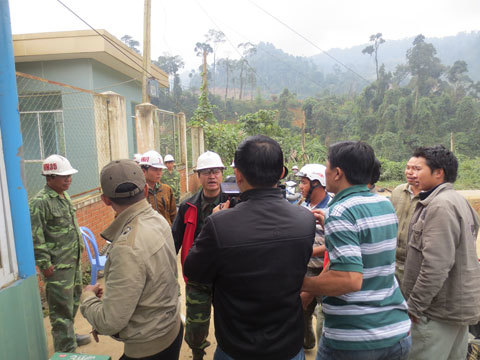 Bao vây,  phá cửa công ty vàng đòi nợ