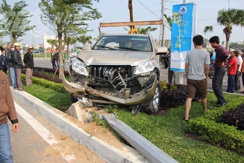 Tông bay trụ điện, xe tiền tỷ nát bét đầu