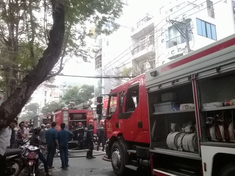 Cháy khách sạn, hàng chục người tháo chạy