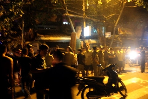 Người đàn ông chết bí ẩn trên lề đường