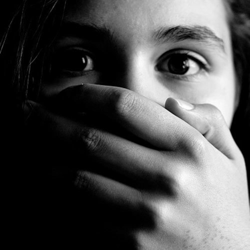 Người vợ trẻ bị chồng và người tình của chồng hành hạ dã man