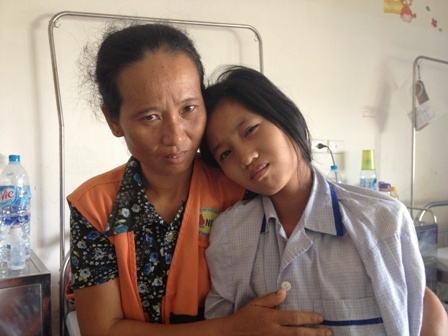 Xót xa cô nữ sinh học giỏi nhà nghèo lại mắc bệnh bạch cầu cấp