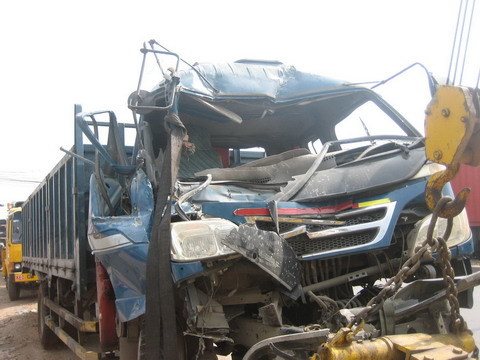 Phá cửa, cứu hàng chục người bị mắc kẹt trong xe khách