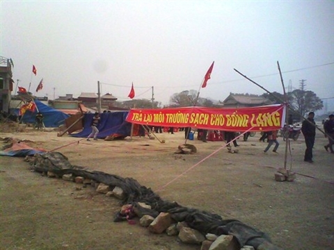 Bầu Thụy bị dân bao vây nhà máy xi măng